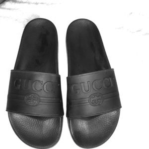 Gucci slide sandal, sleek look
Made in Italy